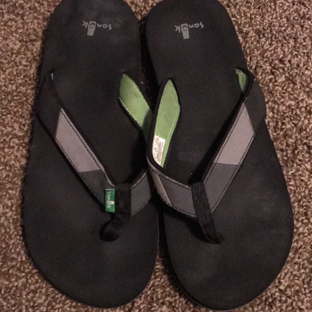 Sanuk men’s 5/6.